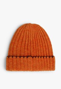 Gorro de punto acanalado naranja con puño doblado y costuras oscuras en contraste. Textura suave, parte superior redondeada y apariencia cálida.