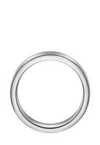 Silberner Metallring mit glänzender Oberfläche, der eine glatte, abgerundete Form und ein dünnes, doppelt ausgeführtes Banddesign aufweist.