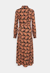 Robe midi à manches longues présentant un fond noir avec des motifs de feuilles oranges, un col cranté et une ceinture à la taille pour une silhouette ajustée.
