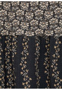 Blommönstrad tyg i mörka nyanser, med krämfärgade blommor och bruna accenter. Vertikala rynkor skapar textur och rörelse i designen.