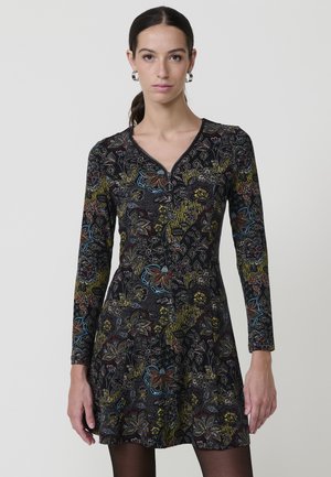 Vestido negro de mangas largas con escote en V, adornado con patrones florales multicolores y una silueta acampanada.