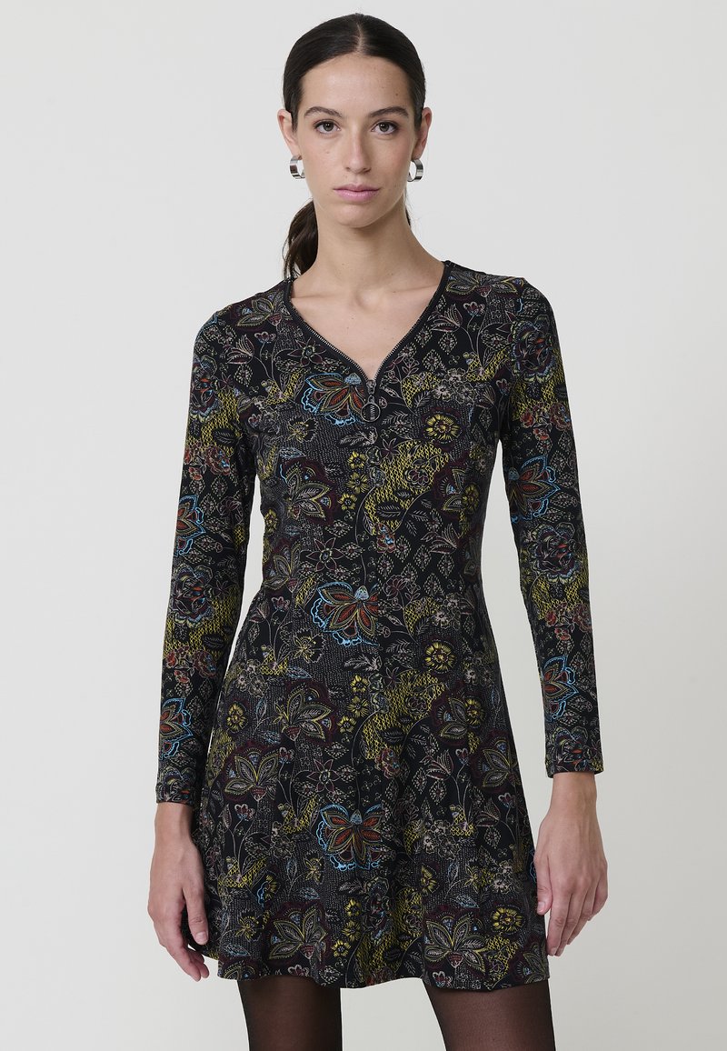 Sort langærmet kjole med V-udskæring, der har multicolore blomster mønstre og en slå om-silhuet.