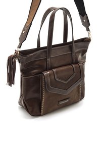 Bolso de piel marrón con dos asas y correa ajustable, que presenta un bolsillo frontal, detalles de costura y un panel superior texturizado.
