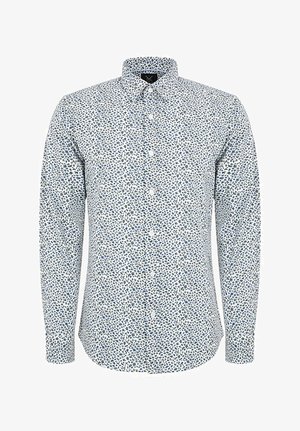 Biała koszula z długim rękawem w niebieski kwiatowy wzór, z kołnierzykiem zapinanym na guziki i guzikami z przodu. Wykonana z lekkiego materiału o gładkiej teksturze.