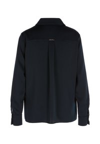 Marineblaue Bluse mit Kragen, langen Ärmeln und einer Rückenfalte. Verfügt über ein dezentes Logo-Detail oberhalb der Falte. Glatte, leichte Stofftextur.