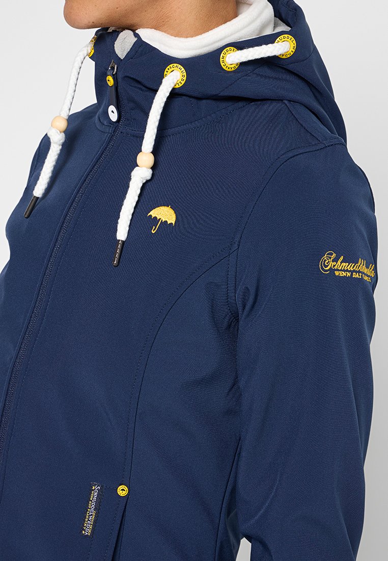 MarineblauJacke aus wasserabweisendem Material, mit Kapuze, gelbem Akzentzubehör, verstellbaren Kordeln und gestickten Logodetails.