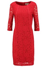 Röd spetsklänning med trekvartsärmar, med blommönster, rundad halsringning och dragkedja bak. Slät tygkänsla.