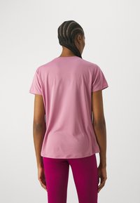 ASICS CORE TOP - Tekninen t-paita - soft berry