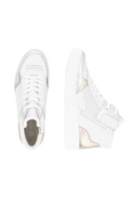 Baskets montantes blanches avec des panneaux perforés, des accents beiges et une texture lisse. Comprend des lacets, une fermeture éclair et une semelle blanche robuste.