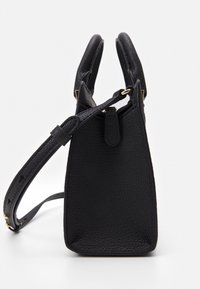 Sac à main en cuir noir avec une forme rectangulaire structurée, doté de deux poignées et d'une bandoulière réglable. Surface texturée avec du matériel doré.