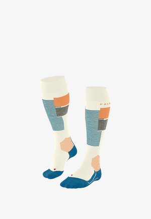 Kniehohe Socken in Creme mit gemusterten Akzenten in Orange, Grau und Blau. Sie zeigen Streifen und geometrische Formen auf einer strukturierten Oberfläche.