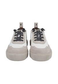 Sneakers grigio chiaro con sovrapposizione in pelle bianca, suede testurizzato, lacci neri e suole in gomma rigata. Presentano linguette e cuciture decorative.