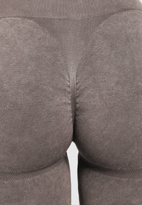 Leggings grigi con finitura testurizzata, caratterizzati da un alto punto vita e cuciture che migliorano la forma e la vestibilità sul retro.