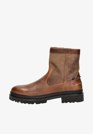 Bottines en cuir marron avec une finition lisse, élastique sur les côtés, tige contrastante et semelle en caoutchouc noir robuste. Comprend un détail de logo et des accents texturés.