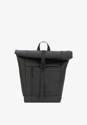 Czarny plecak typu roll-top wykonany z teksturowanego materiału, posiadający przednią kieszeń na zamek, regulowane paski oraz górny uchwyt dla łatwego noszenia.