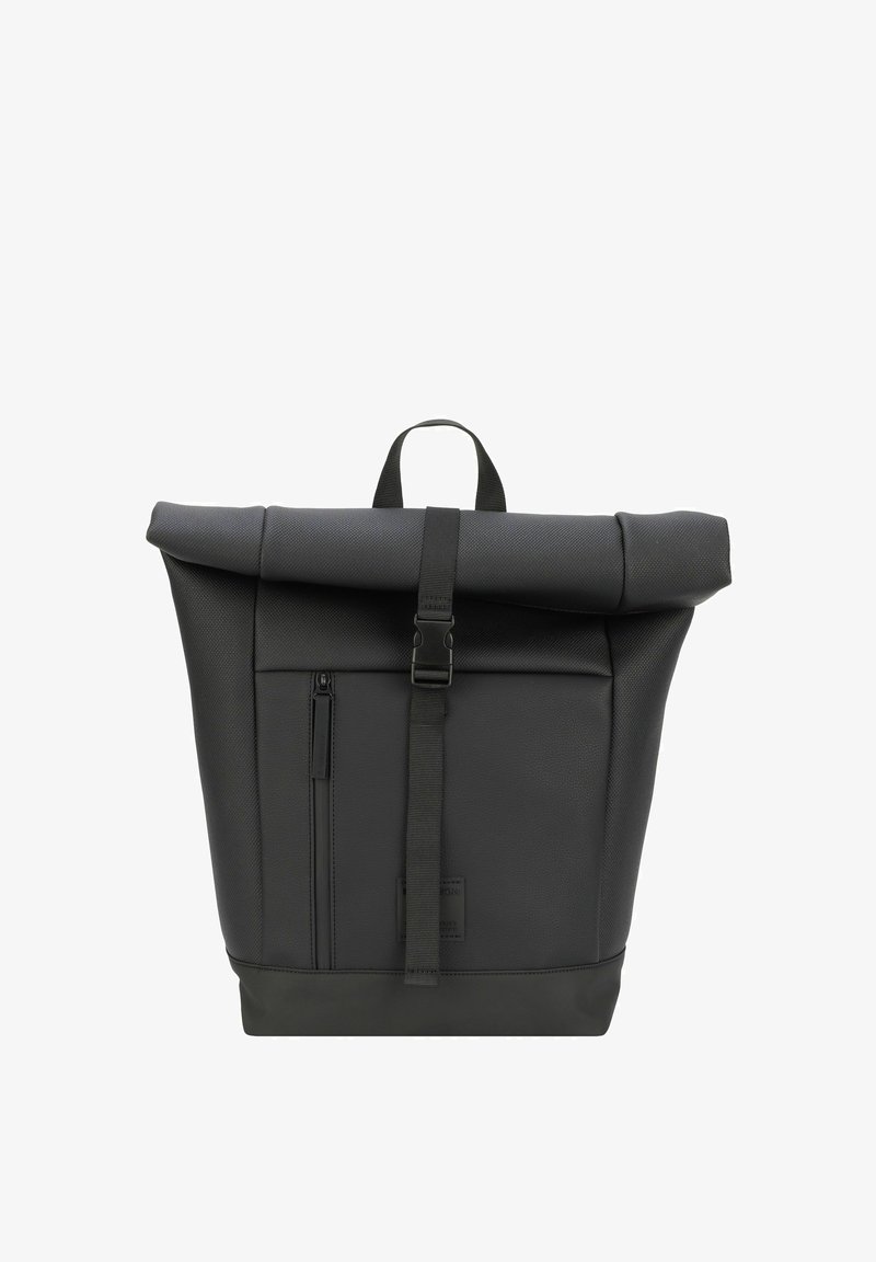 Svart rullväska ryggsäck gjord av strukturerat material med en frampocket med dragkedja, justerbara remmar och ett handtag på toppen för enkel bärning.