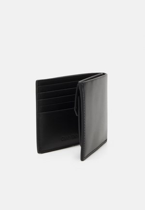 Černá kožená peněženka s více sloty na karty, skládacím designem, hladkou texturou a pro embossed detail loga.