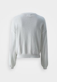 Hellgrauer, kurz geschnittener Pullover mit langen Ärmeln, gerippten Bündchen und Saum, weicher Strickstruktur und rundem Ausschnitt auf der Rückseite.