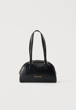 Sort croc-præget Valentino-håndtaske med dobbelte skulderstropper og gyldent logo samt lynlåsdækorer på hvid baggrund.
