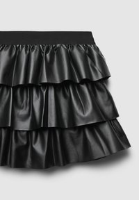 Gonna a strati nera a balze realizzata in finta pelle lucida, con una ampia cintura elastica e tre distinti strati arricciati.