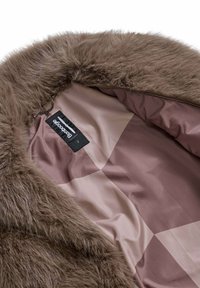 Brązowy kołnierzyk z sztucznego futra wyłożony gładkim, stonowanym materiałem w odcieniu mauve, który ma wzór w szachownicę. Metka przymocowana wewnątrz.