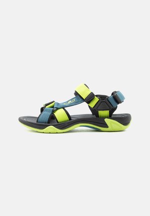 Sandale de sport avec des sangles réglables bleues et vert fluo et une semelle noire rembourrée conçue pour une utilisation en extérieur.