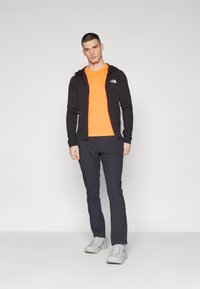 The North Face LIGHTBRIGHT TEE - Spordi T-särk - vivid flame/black