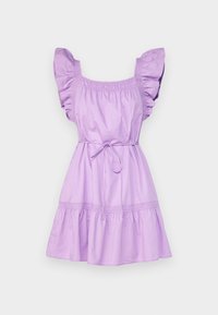 Lila kurzes Kleid mit Rüschensäumen, elastischem Ausschnitt, Taillengürtel und gerafftem Saum auf einem weißen Hintergrund.