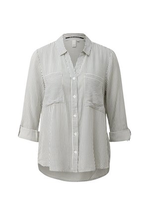 Chemise blanche à boutons avec des rayures noires verticales, deux poches poitrine avant avec des rayures horizontales, et des manches longues retroussées.