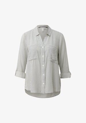 Chemise blanche à boutons avec des rayures noires verticales, deux poches poitrine avant avec des rayures horizontales, et des manches longues retroussées.