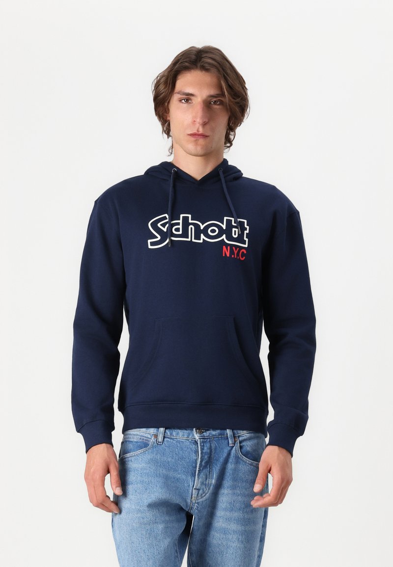Sweatshirt à capuche bleu marine avec une poche avant, arborant un logo "Schott N.Y.C." en blanc et rouge ainsi que des bords côtes aux poignets et à l'ourlet.