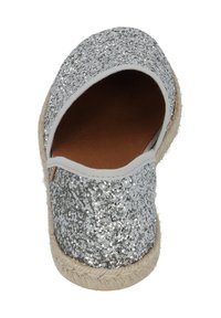 Espadrilles argentate con glitter, punta rotonda, fodera morbida e suola in juta beige. Presentano un bordo grigio lungo l'apertura.