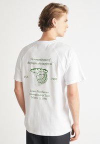Les Deux TOURNAMENT - Marškinėliai su spaudiniu - white/vintage green
