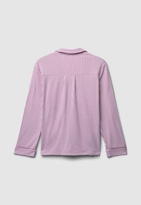 Chemise à manches longues à rayures verticales roses et blanches, dotée d'un col, de poignets boutonnés et d'un pli au dos pour plus de liberté de mouvement.