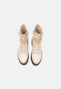 Guess VAIRES - Bottines à plateau - cream