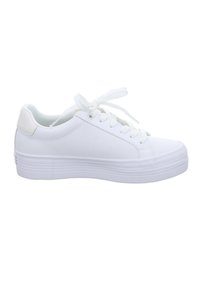 Sneaker bianco con lacci, dotata di una parte superiore in sintetico liscio, punta rotonda, suola piatta e dettagli testurizzati ai lati e sul tallone.
