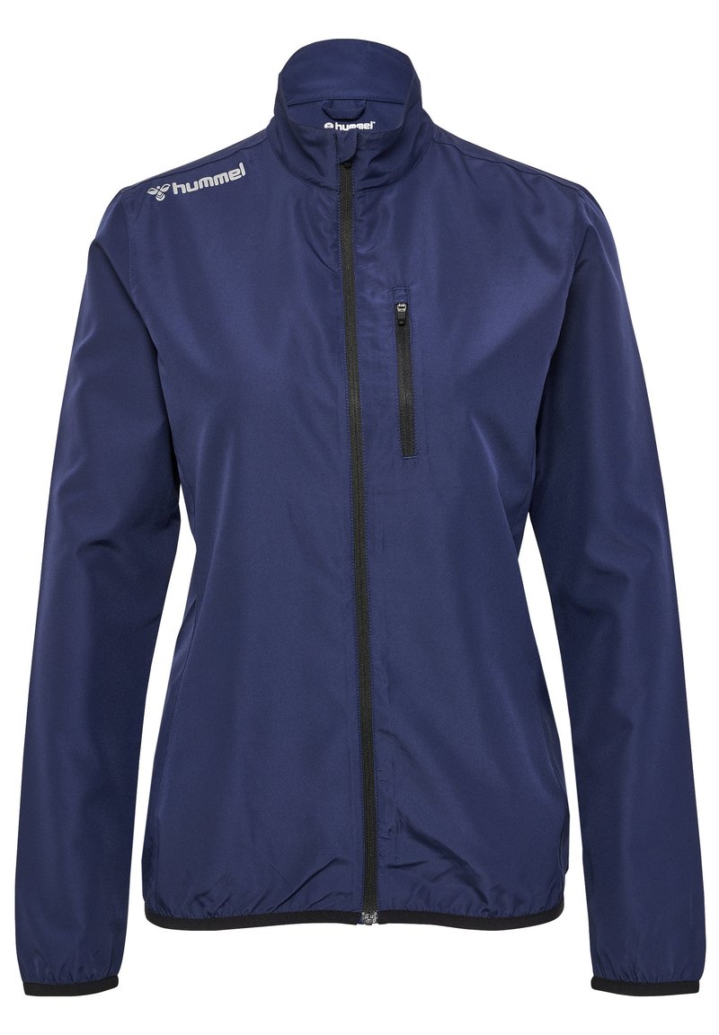 Mørkeblå letvægtsjakke med høj krave, sort lynlås-closure og en brystlomme. Lavet af glat stof og har elastiske manchetter.