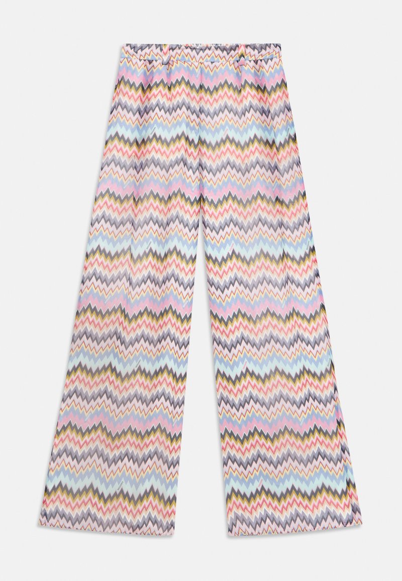 Πλατύ παντελόνι με πολύχρωμο ζιγκ-ζαγκ μοτίβο σε παστέλ αποχρώσεις του ροζ, μπλε, μωβ και πράσινου σε λευκό φόντο.