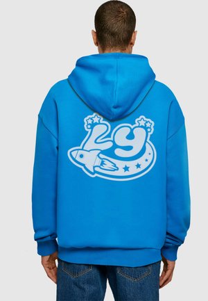 Felpa blu con un grande graphic bianco che presenta "LY," un razzo e stelle sul retro. Realizzata in tessuto morbido con una vestibilità comoda.