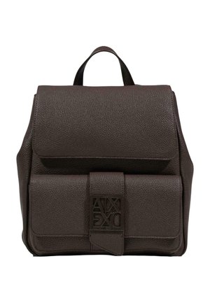 Sac à dos en cuir brun foncé texturé avec poche à rabat avant et poignée supérieure, arborant le logo Armani Exchange sur la sangle avant.