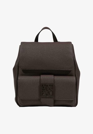 Sac à dos en cuir brun foncé texturé avec poche à rabat avant et poignée supérieure, arborant le logo Armani Exchange sur la sangle avant.