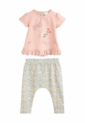 Haut rose à manches courtes avec broderie de fleurs et de papillons, ourlet volanté, associé à des leggings légers à motif floral. Matériau en coton.
