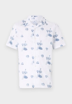Chemise à manches courtes en tissu blanc avec un motif floral bleu, présentant un col et une fermeture à boutons. Texture légère et respirante.