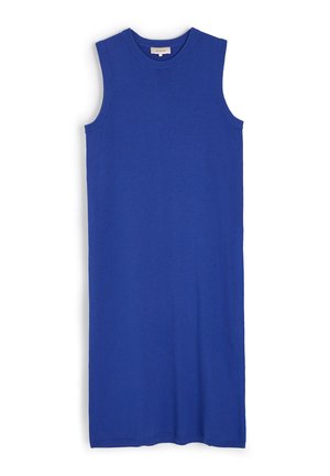 Sukienka bez rękawów wykonana z niebieskiego materiału dzianinowego, z okrągłym dekoltem i prążkowanymi krawędziami, o prostym kroju i długości do kolan.