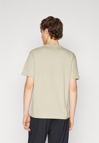 Calvin Klein CUT THROUGH LOGO - T-shirts med print - eucalyptus
