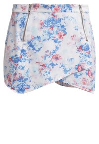 Mini-jupe à motif floral, avec des roses bleues et rouges sur fond blanc. Fabriquée en tissu texturé avec des fermetures éclair argentées sur les côtés.