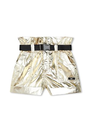 Shorts dorés métalliques avec une finition texturée, dotés d'une ceinture noire, de deux poches avant et d'un patch logo sur le côté gauche.
