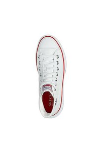 Zapatilla de lona blanca con acentos rojos, puntera redonda, cordones en la parte delantera y una textura suave. Presenta un logo en la lengüeta y en el lateral.