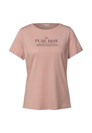 Lichtroze t-shirt van zacht materiaal, met een ronde hals en korte mouwen. Voorzijde tekstontwerp bevat "The PURE RISE" in het zwart.