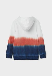 Hoodie med en hvid krop og et gradient tie-dye mønster i rød og blå ved kanten. Blød tekstur og standard pasform.
